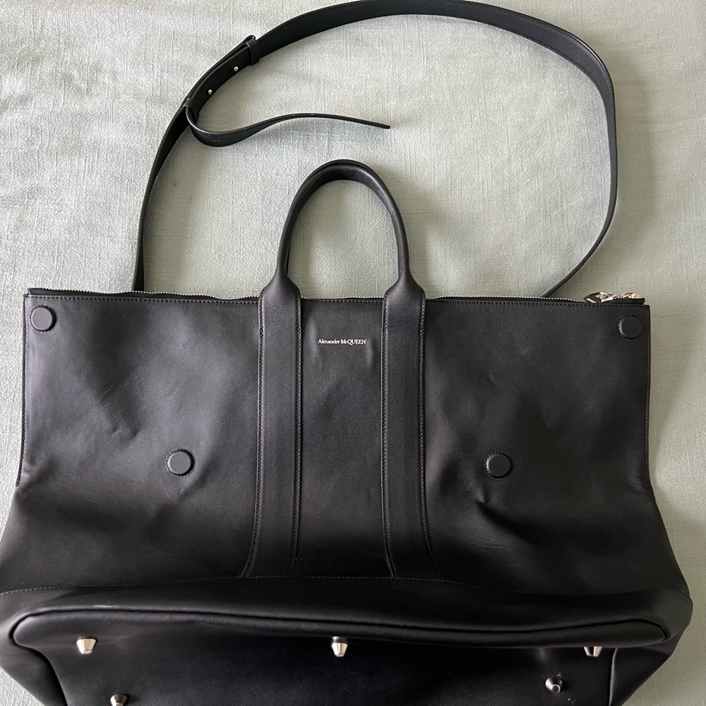 Alexander McQueen Black Leather De Manta leather with Handles and Shoulder Strap